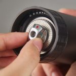 ⁦מטחנת קפה ידנית מקצועית שחורה⁩ – תמונה ⁦2⁩